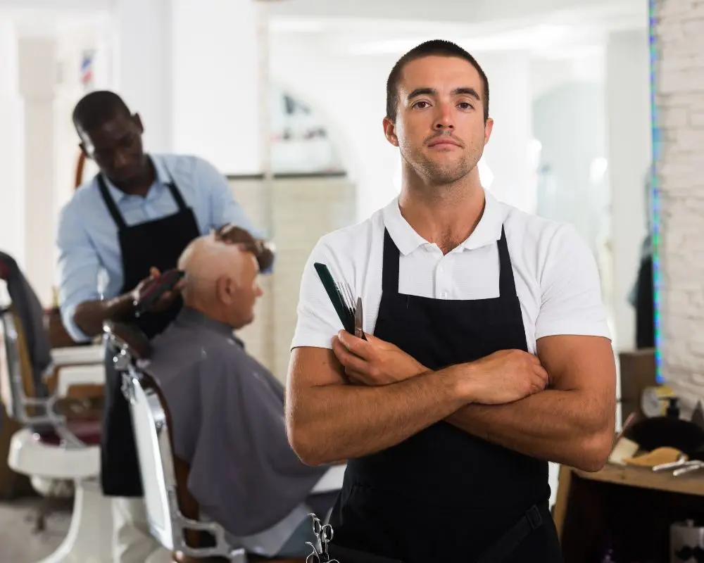Barbería atendiendo en Cantabria