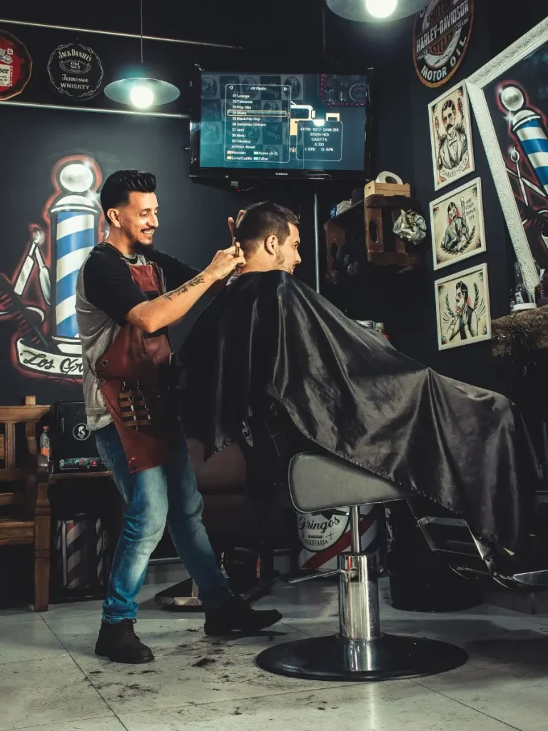 Barbero en Santander atendiendo a cliente