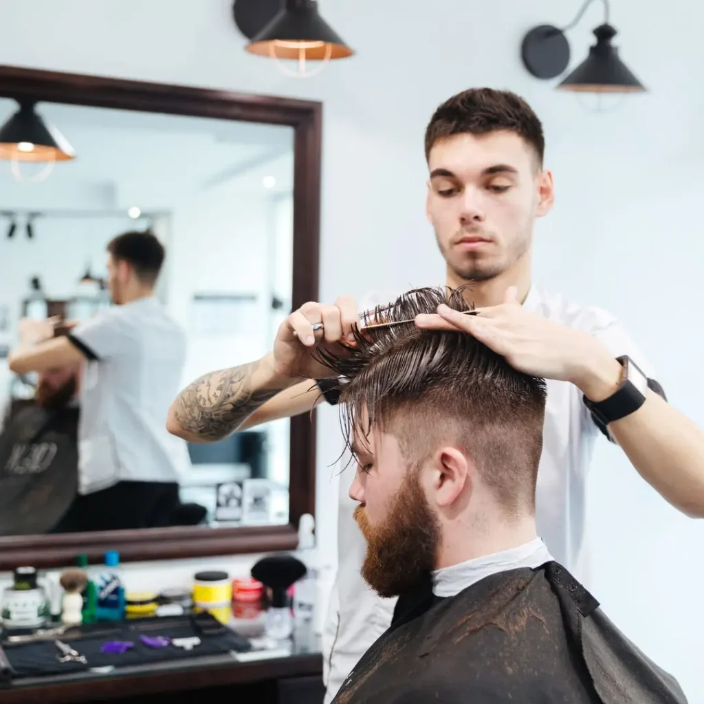 haciendo cortes de Cabello y barba para hombre