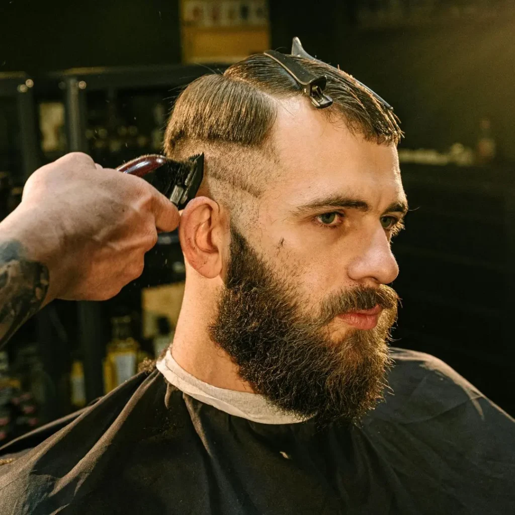 cortándole el cabello a un hombre