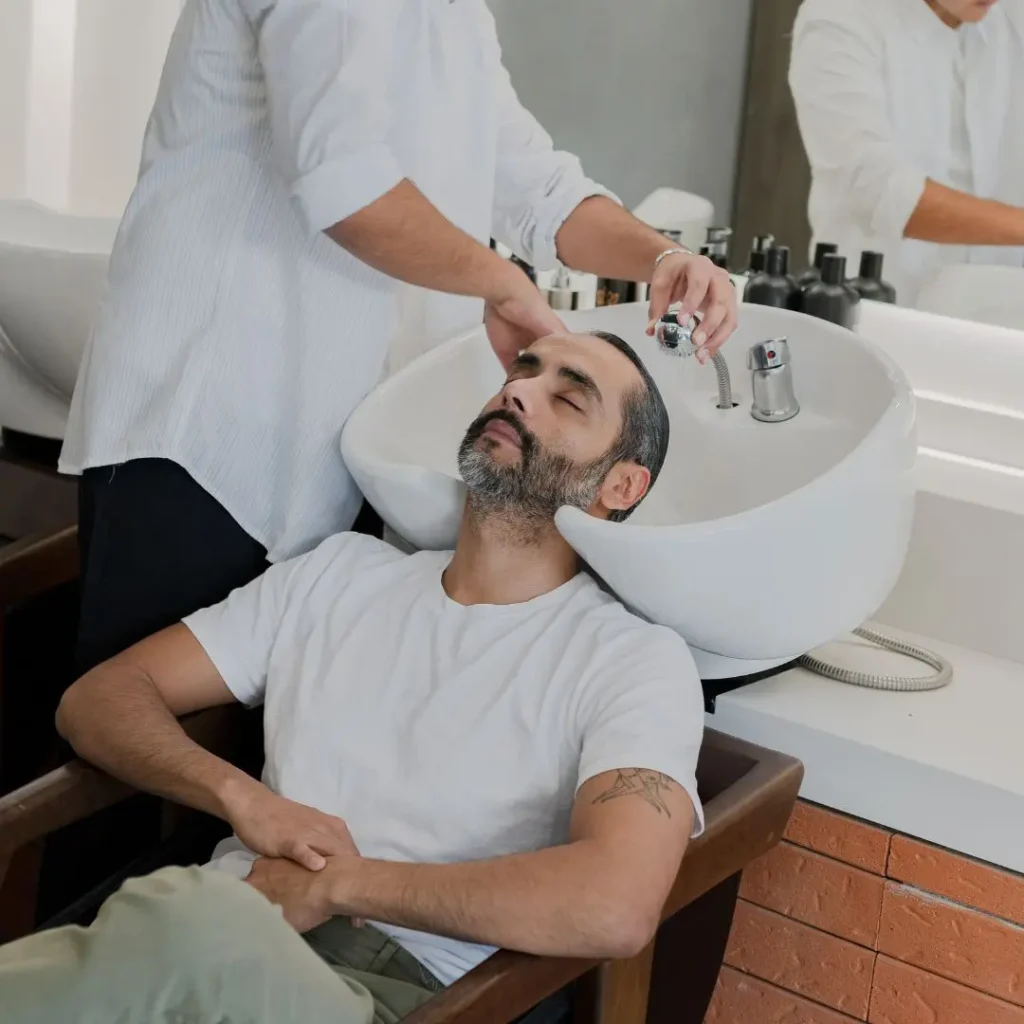lavado de cabeza previo al corte para hombre