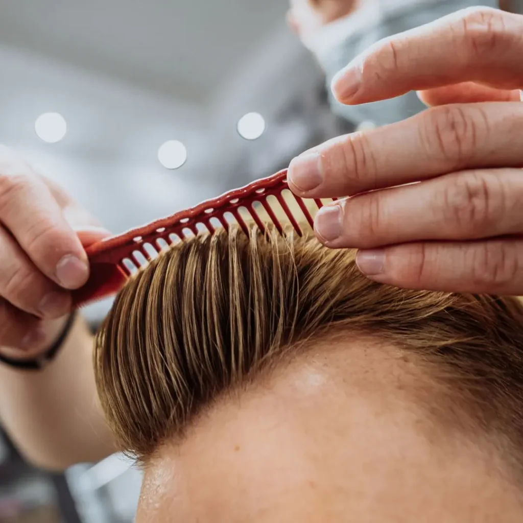 Peinando a un cliente en Barbería en Santander